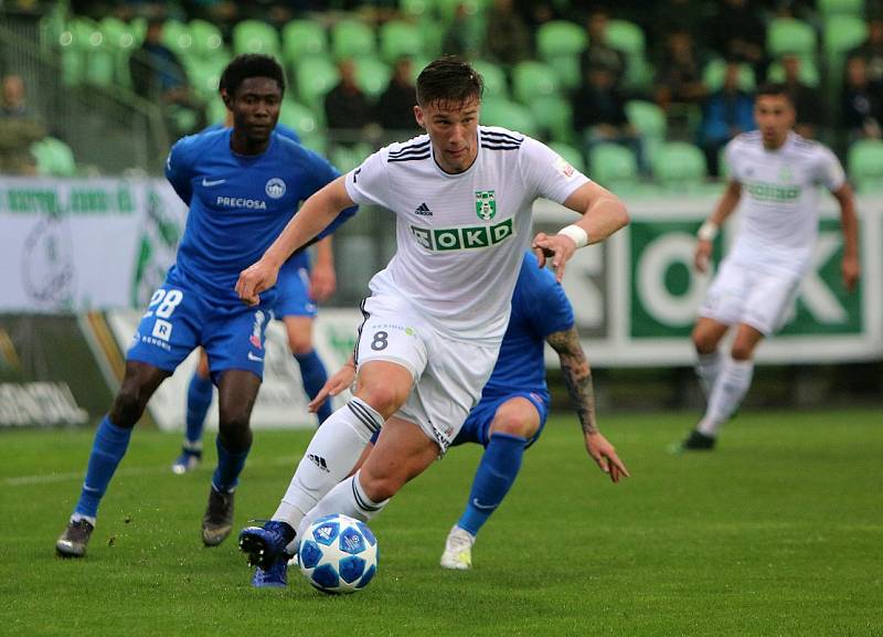 Karvinští fotbalisté (v bílém) zaslouženě porazili Liberec 2:1.