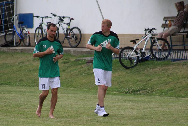 Fotbalisté Karviné (v bílém) si na Slovensku zahráli se Zlatými Moravci. Prohráli 2:3.