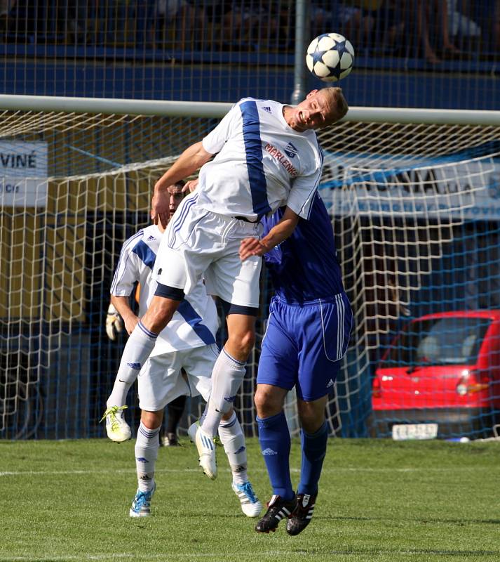 Sobotní fotbalové odpoledne v Petrovicích. V poháru postoupil Frýdek (v bílém).