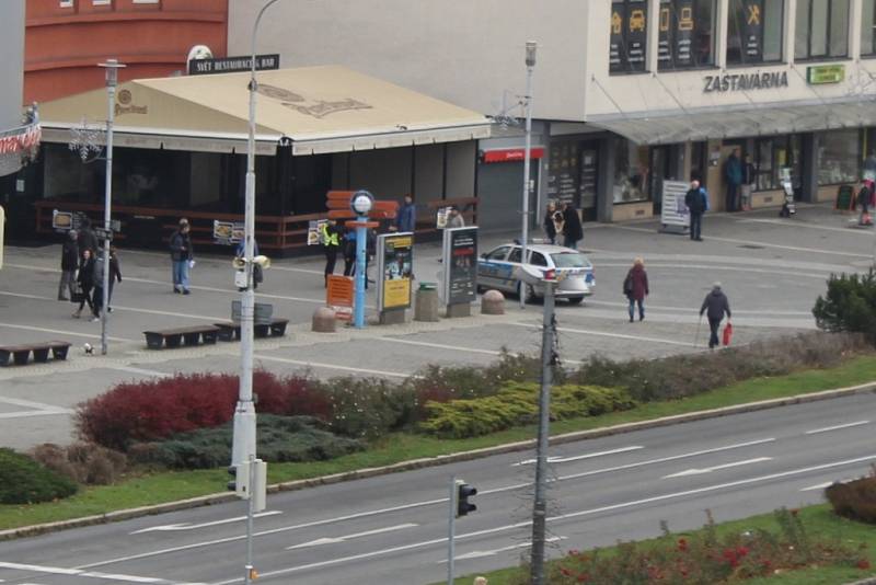 Lidé pomohli dopadnout muže prchajícího policejní hlídce. 