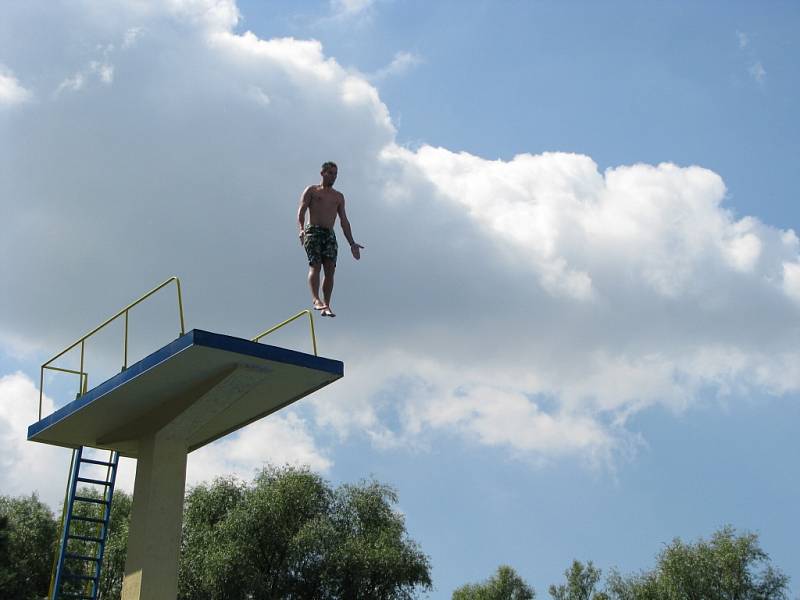 Soustředění skokanů na věži havířovského koupaliště. 