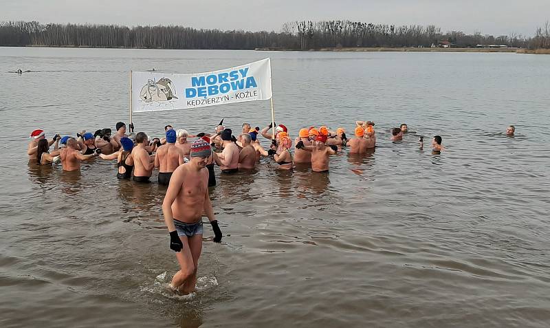 Do vod Kališova jezera v Bohumíně-Šunychlu se na Nový rok jako každoročně ponořili otužilci Mnoho jich tradičně jezdí z Polska. Leden 2020. 