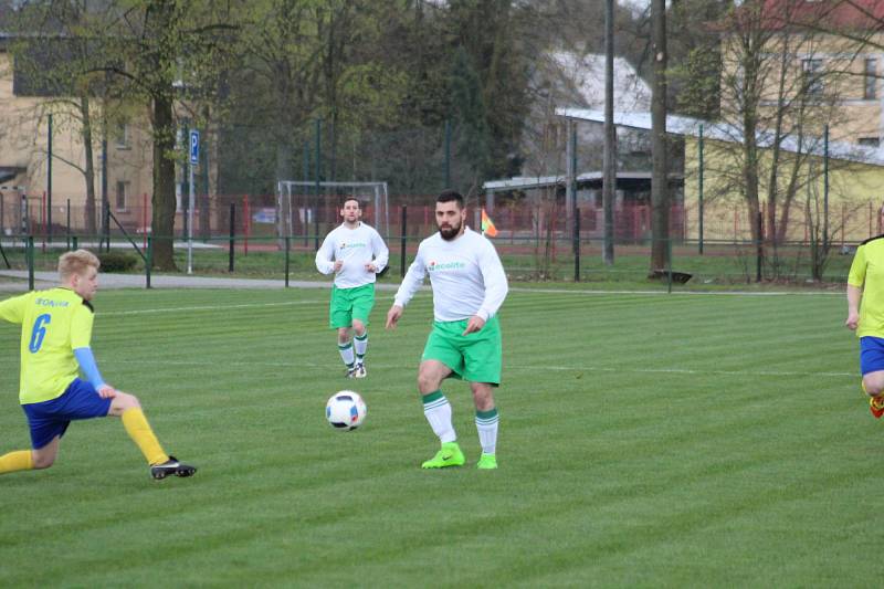 Utkání I.A třídy Stonava - Dolní Datyně (v bílém).