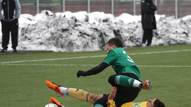 Karvinští fotbalisté mají za sebou další zápas, teď už by se měli dostat i na přírodní trávu.