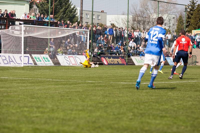 Z utkání Karviná (v bílém) - Vlašim 2:0.