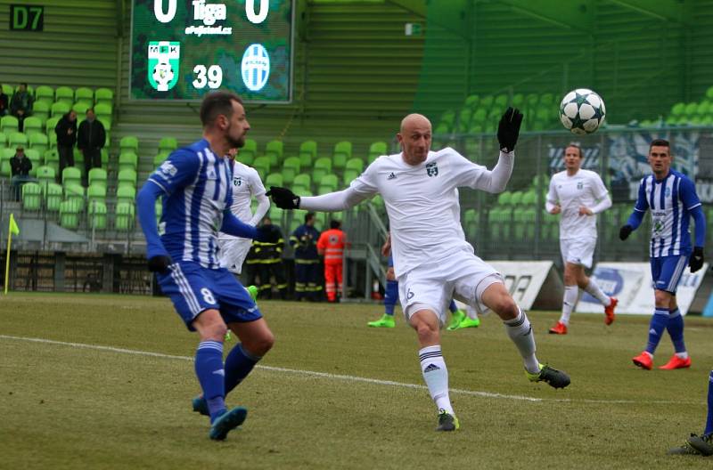 Marek Janečka hypnotizuje míč před Markem Matějovským (vlevo).