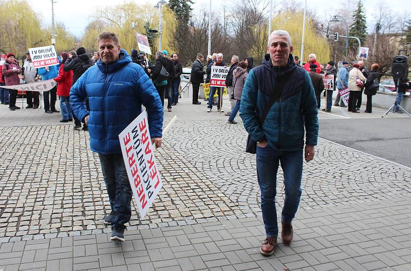 Zdravotníci z orlovské nemocnice i občané města vyrazili ve středu od místního špitálu demonstrovat před ostravský krajský úřad, kde probíhalo další jednání o budoucnosti nemocnice. Starosta města i někteří další zástupci Orlové pak vystoupili také v deba