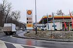 Ceny benzinu na nafty v Česku opět znatelně vyskočily. I Proto se stále vyplatí tankovat v Polsku, kde jsou pohonné hmoty minimálně o 6 až 8 korun levněji. Pumpa Shell ve Slezské Ostravě.