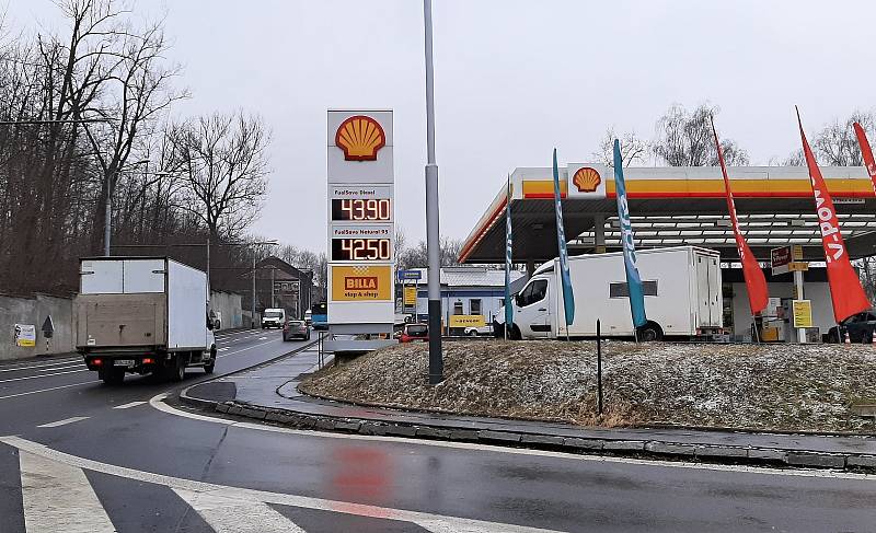 Ceny benzinu na nafty v Česku opět znatelně vyskočily. I Proto se stále vyplatí tankovat v Polsku, kde jsou pohonné hmoty minimálně o 6 až 8 korun levněji. Pumpa Shell ve Slezské Ostravě.