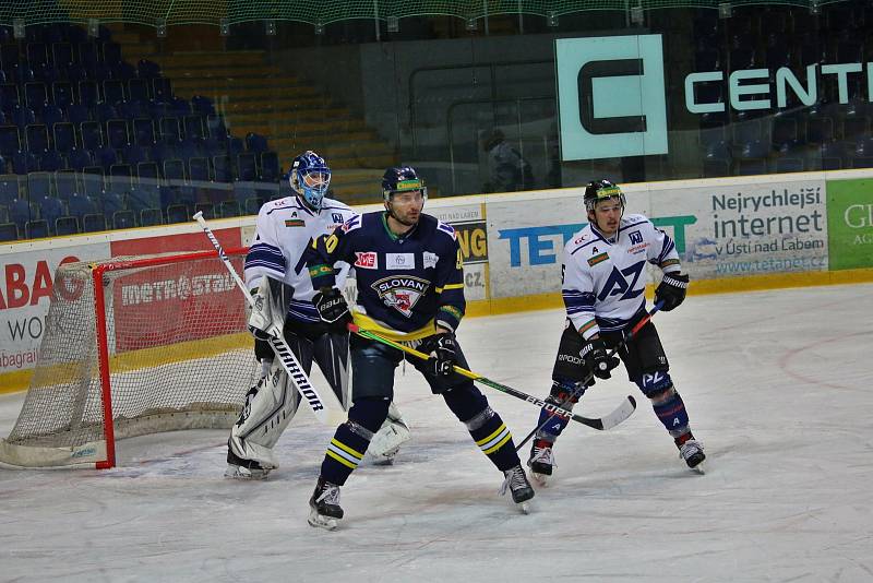 Hokejisté Havířova (v bílém) nezvládli utkání v Ústí a play off si definitivně nezahrají.