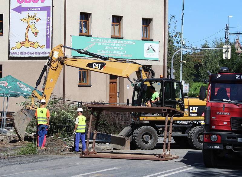 V centru Českého Těšína začala rekonstrukce kanalizace.