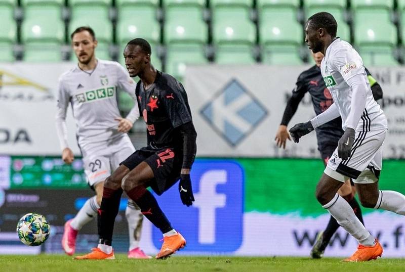 Fotbalisté Karviné prohráli v utkání 16. kola FORTUNA:LIGY se Slavií Praha 1:3 (23. ledna 2021). Skóre zápasu otevřel v 51. minutě Abdallah Sima (na snímku uprostřed). Jak si povedou Slezané v nedělní pražské odvetě?