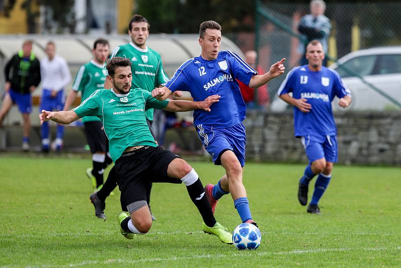 Lokomotiva Petrovice (v modrém) uhrála v Čeladné jen remízu.