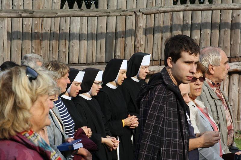 Pod širou oblohou, v kulisách repliky slovanského hradiště se ve středu konala polní mše k uctění svatého Václava, patrona české země. Bohoslužbu pod širou pořádala českotěšínská farnost a dorazily asi dvě stovky lidí.