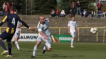 Karvinští fotbalisté (v bílém) vyprovodili v derby Opavu výsledkem 5:2.