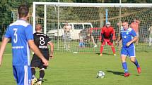 Derby o vedení v I.B třídě zvládly Věřňovice (v modrém), které porazily Záblatí 3:2.