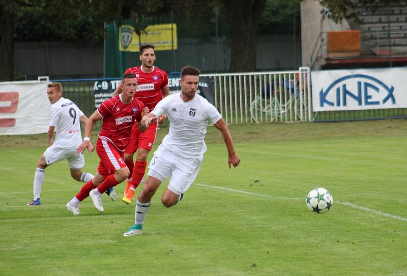 Fotbalisté Karviné (v bílém) si na Slovensku zahráli se Zlatými Moravci. Prohráli 2:3.