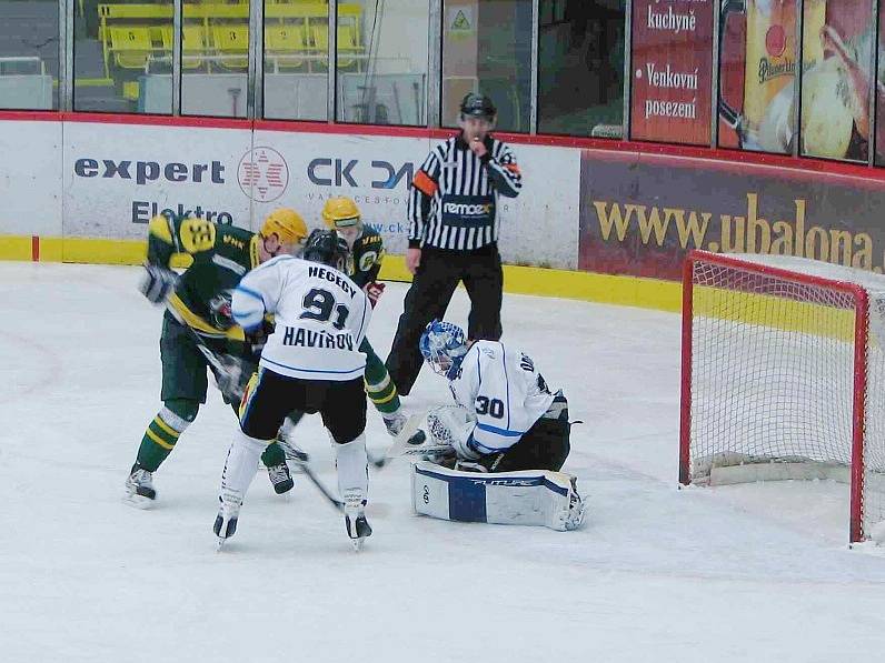 Hokejisté Havířova (bílé dresy) zdolali doma Vsetín 4:2.