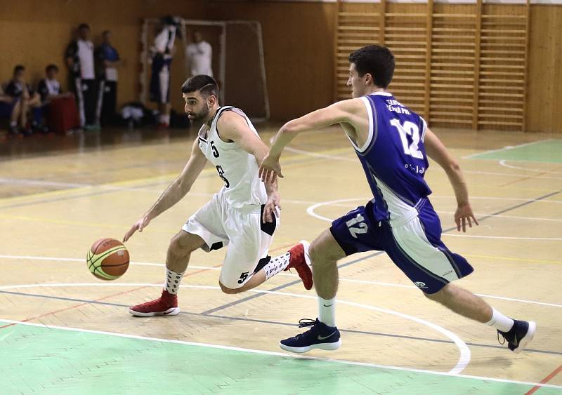 Košíkáři Karviné (v bílém) zdolali Černá pole a jsou v semifinále.