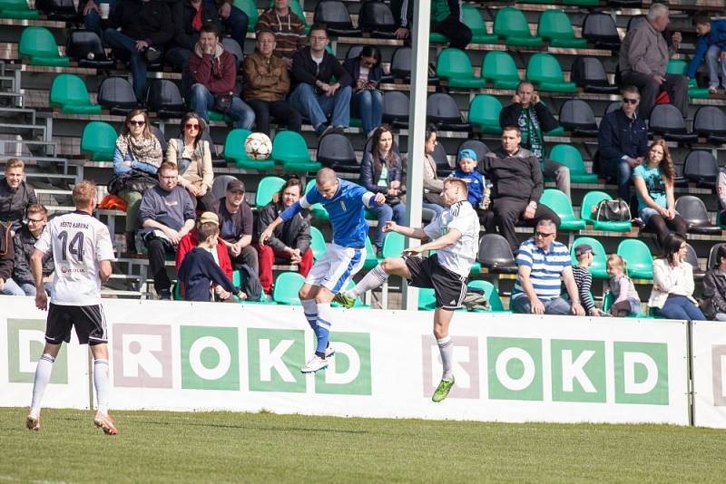 Z utkání Karviná (v bílém) - Vlašim 2:0.