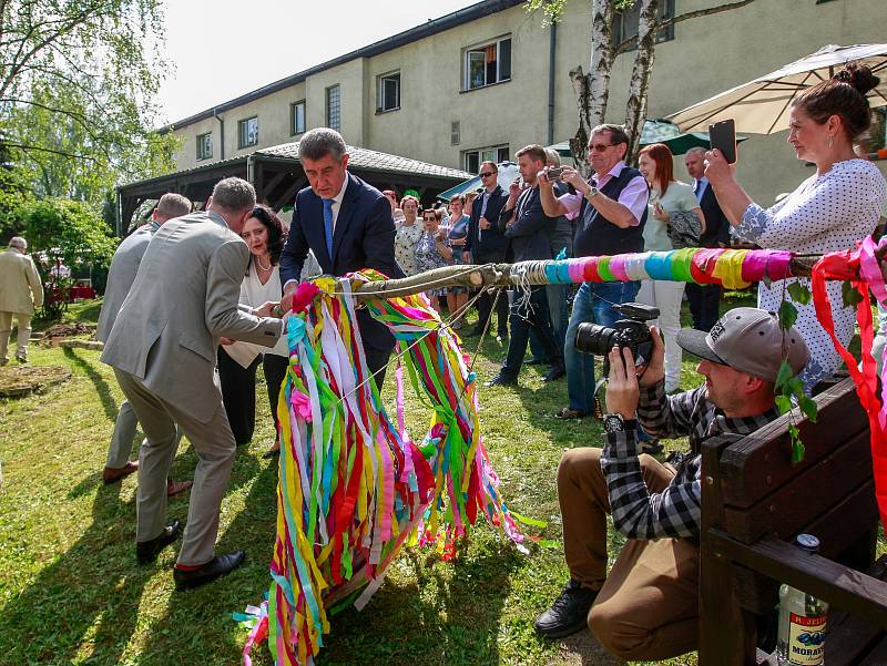 Vládní návštěva v Moravskoslezském kraji, 25. dubna 2018, Domov Březiny v Petřvaldu. Premiér Andrej Babiš s hejtmanem Ivo Vondrákem pomohli také se stavěním májky.