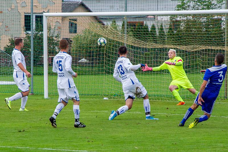 Věřňovice (v modrém) zdolaly v okresním derby Petřvald těsně 3:2.