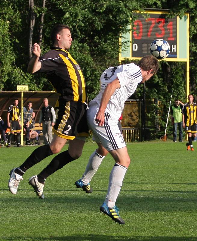 Fotbalové derby mezi Českým Těšínem a Karvinou B (v bílém) bylo vyhrocené.