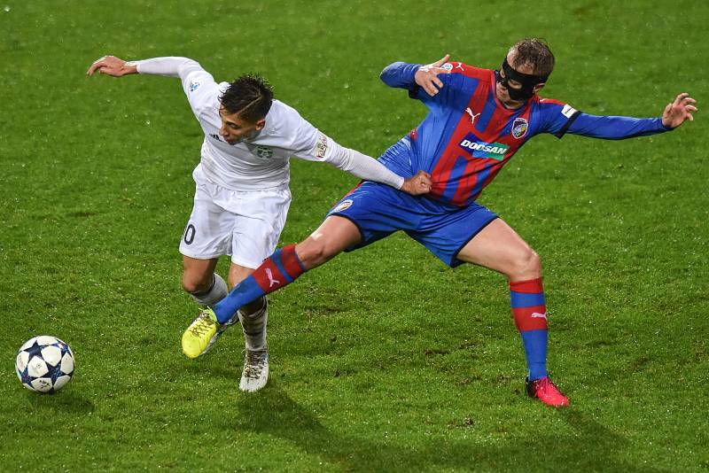 Karvinští fotbalisté (v bílém) statečně bojovali. Nestačilo to.