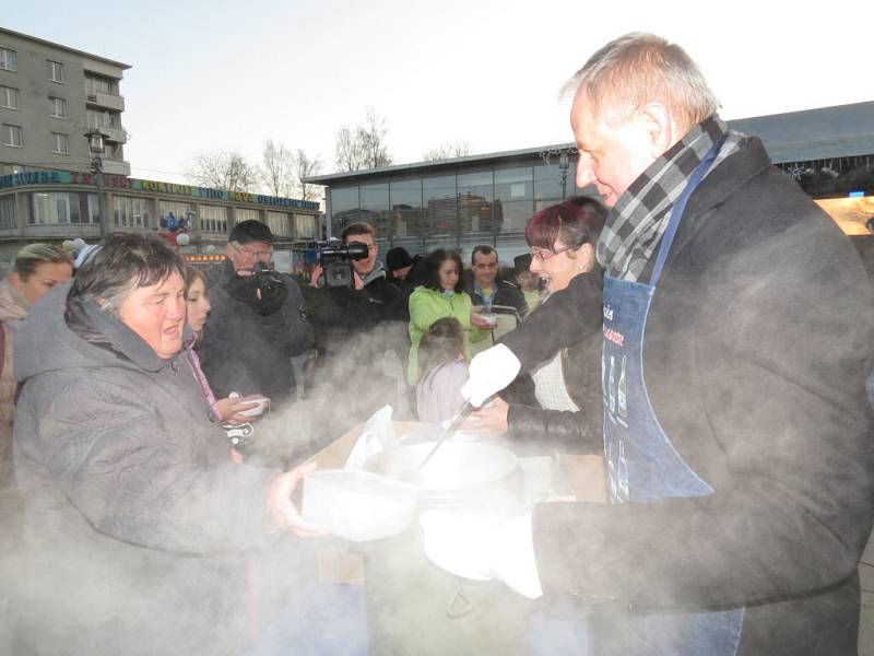Zástupci havířovské Armády spásy a primátor města Zdeněk Osmanczyk rozlévali polévku lidem na náměstí Republiky. 