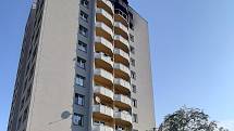V domě v Nerudově ulici v Bohumíně se začíná s opravami požárem poničených bytů a společných prostor, úterý 11. srpna 2020.