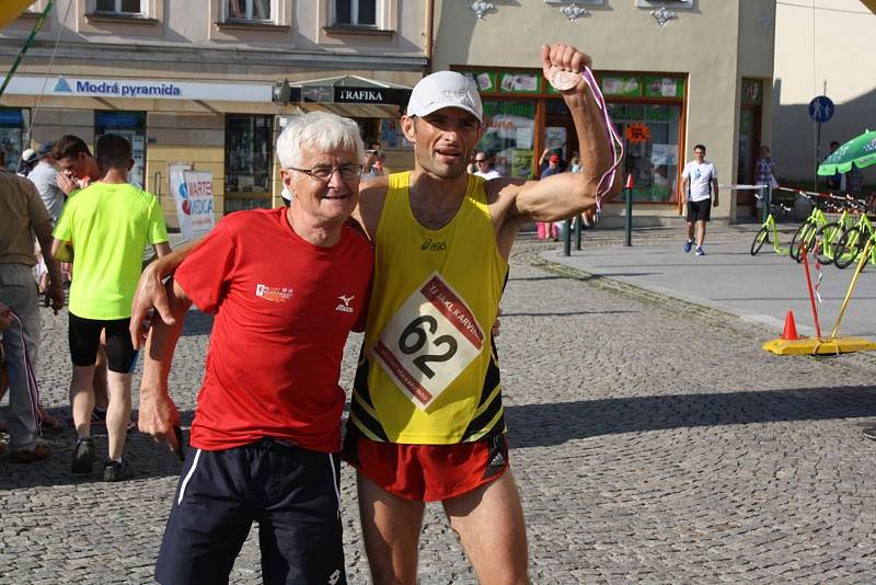 Původem ukrajinská běžkyně Natalila Malaia s číslem 29 a polský závodník Tomász Wrobel s číslem 62 se stali vítězi hlavního desetikilometrového závodu Městského běhu Karvinou, který se v sobotu odpoledne konal v centru města.