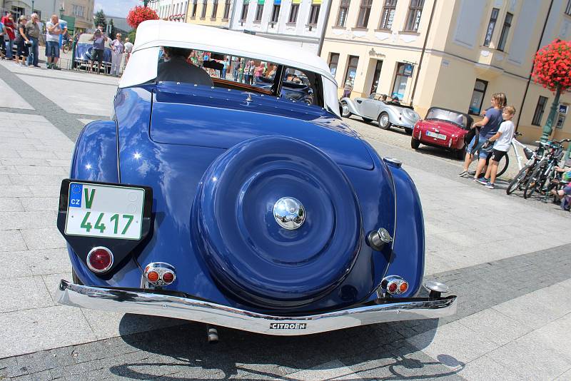 Beskyd Rallye Turzovka zavítala v pátek také do historického jádra Karviné, kde auta a motorky zaplnily celé náměstí i okolí přilehlého zámku.