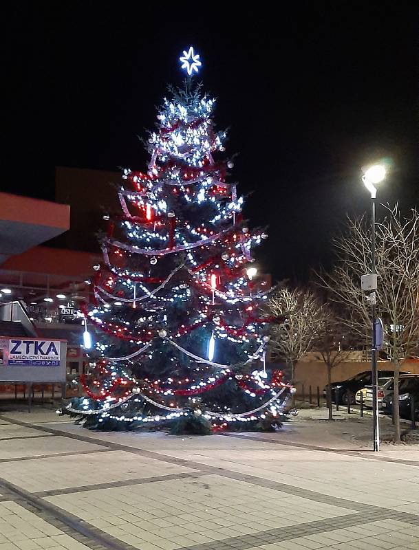 Vánoční výzdoba v Karviné. Vánoční strom u kina Centrum..