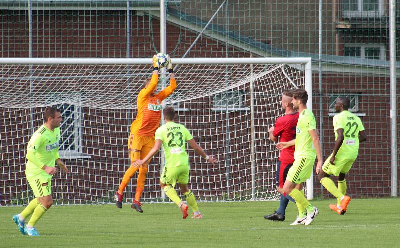 Karvinští fotbalisté (zelenkavé dresy) postoupili v domácím MOL Cupu do třetího kola. Sympaticky bojující Hlubinu z krajského přeboru porazili 6:0.