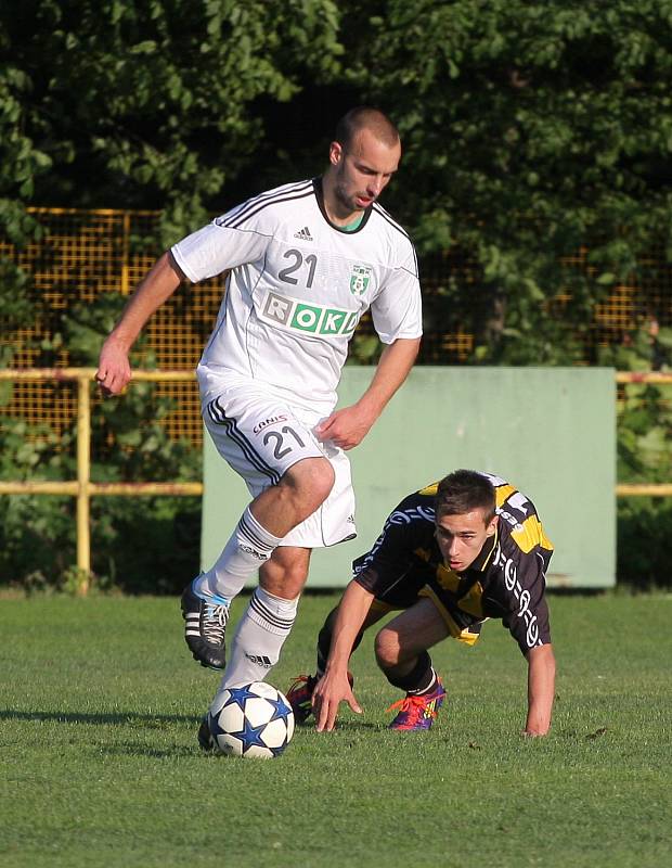 Fotbalové derby mezi Českým Těšínem a Karvinou B (v bílém) bylo vyhrocené.