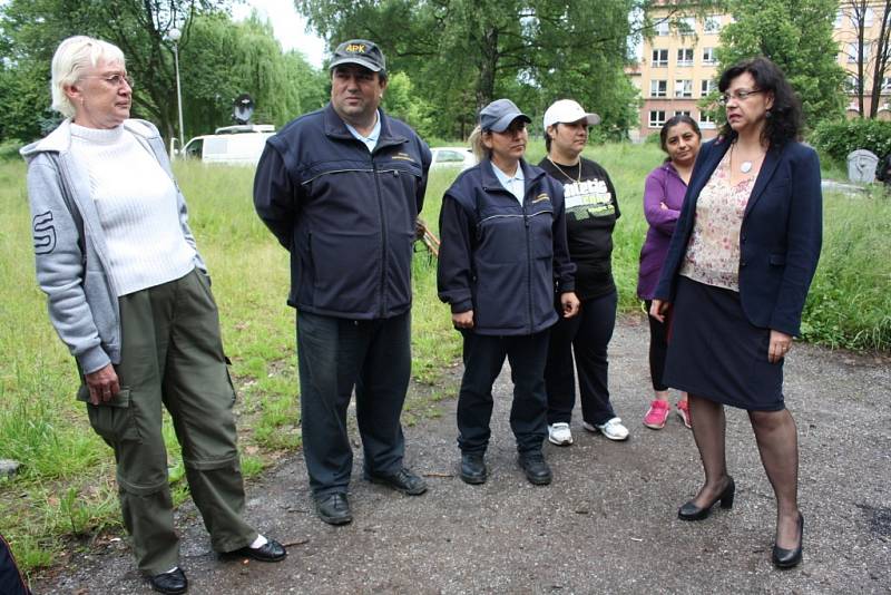 Ministryně práce a sociálních věcí Michaela Marksová, ministr vnitra Milan Chovanec a policejní prezident Tomáš Tuhý navštívili karvinskou ubytovnu Předvoj. 