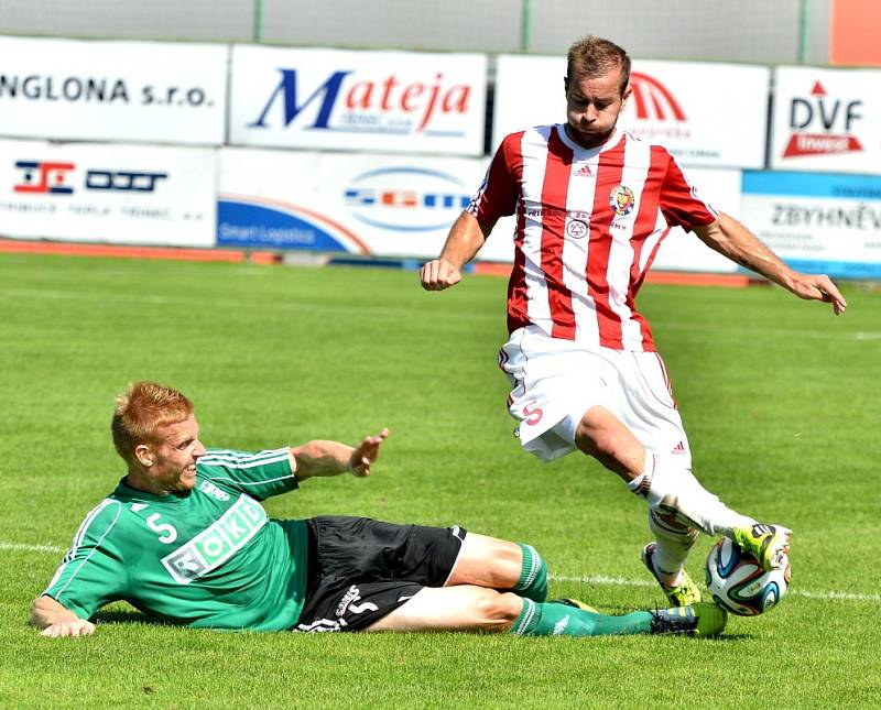 Karvinští fotbalisté (v zeleném) uspěli na půdě Třince.