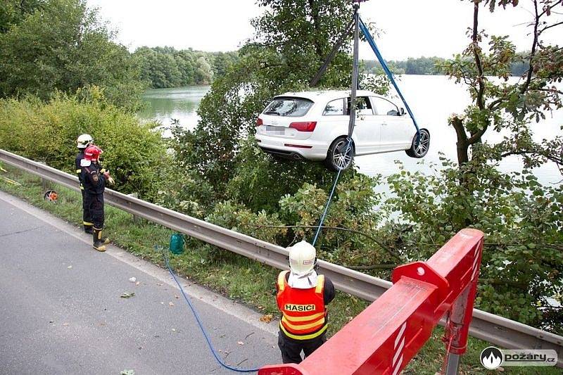 Celkem tři jednotky hasičů se podílely na vyproštění automobilu z rybníka v Rychvaldě.