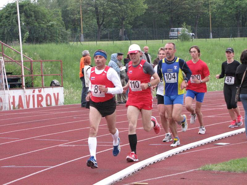 Jäklácká hodinovka na havířovském atletickém stadionu. 