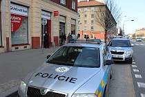 Zásah policistů po loupežném přepadení banky v centru Havířova.