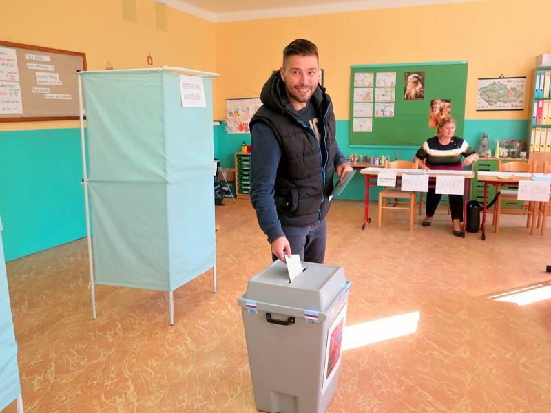 Volby v budově ZŠ Žákovská v Havířově.