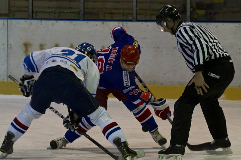 Orlovští hokejisté (v bílém) mají v letošní sezoně ambice postoupit. Snímky z prestižního duelu s SK Karviná.