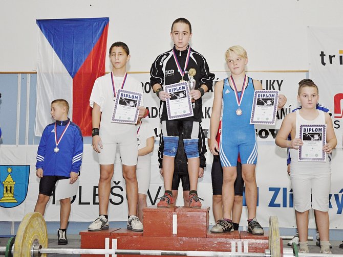 Medailisté z váhy do 50 kg mladších žáků. Zleva druhý Jiří Červeňák (Horní Suchá), vítězný Nikolas Brezina (Havířov) a třetí Jan Bubla (Rotava).