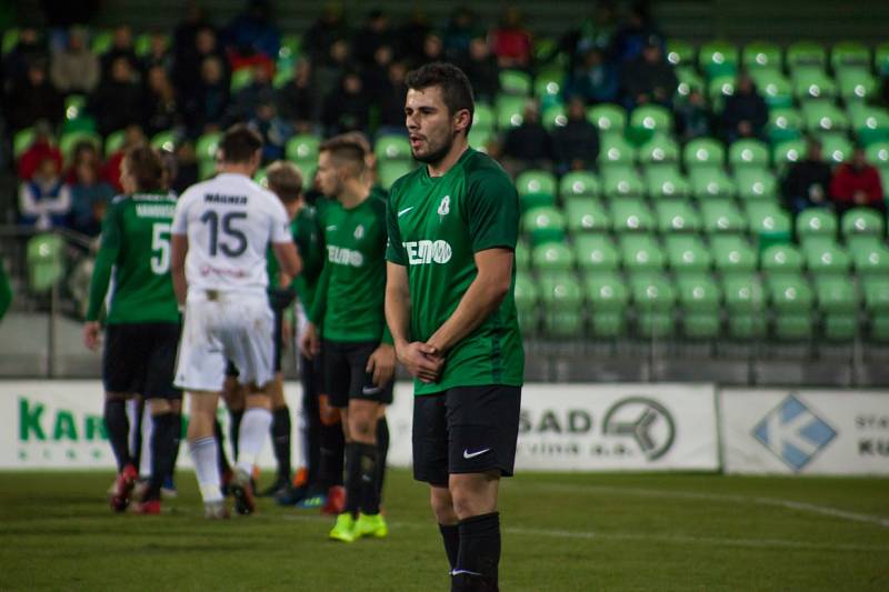 Z utkání Karviná (v bílém) - Jablonec 2:1