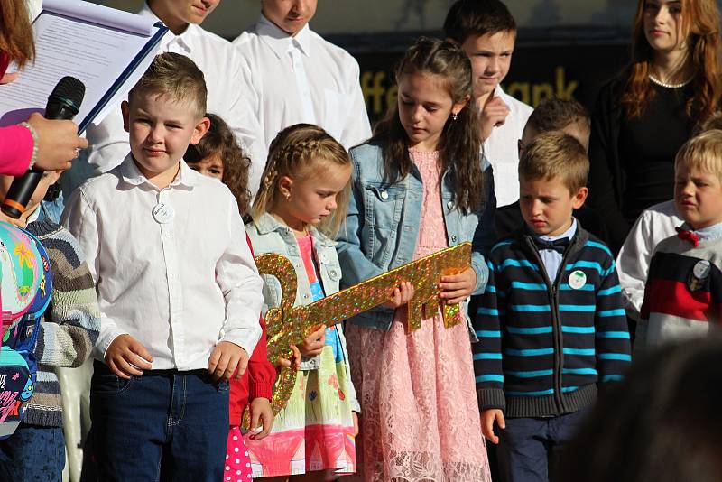 Přivítání žáků ZŠ s polským jazykem vyučovacím v Karviné-Fryštátě proběhlo 1. září na Masarykově náměstí.