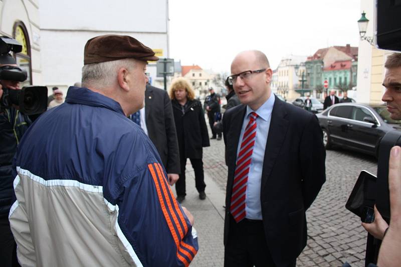 Český premiér Bohuslav Sobotka se při návštěvě Moravskoslezského kraje zhruba na půl hodiny sešel v Karviné s primátorem města Tomášem Hanzlem a dalšími členy nejužšího vedení radnice.