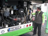 Motorový prostor autobusu s pohonem na zemní plyn. 