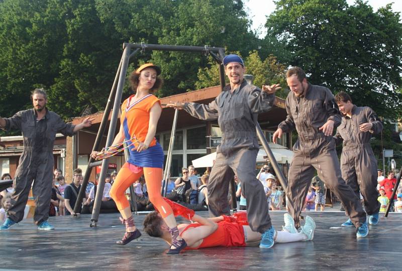 Představení akrobatické skupiny Cirk La Putyka na mostě Družby v Českém Těšíně jako vyvrcholení mezinárodního divadelního festivalu pro děti Bez hranic. 