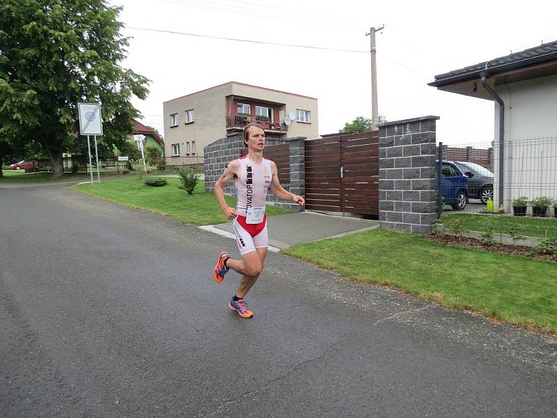 Uplavat 750 m ve vodách Těrlické přehrady, ujet 22 km na kole a na závěr uběhnout po silnici 6 km. Takové požadavky čekaly v sobotu na účastníky 6. ročníku Albrechtického sprint triatlonu.