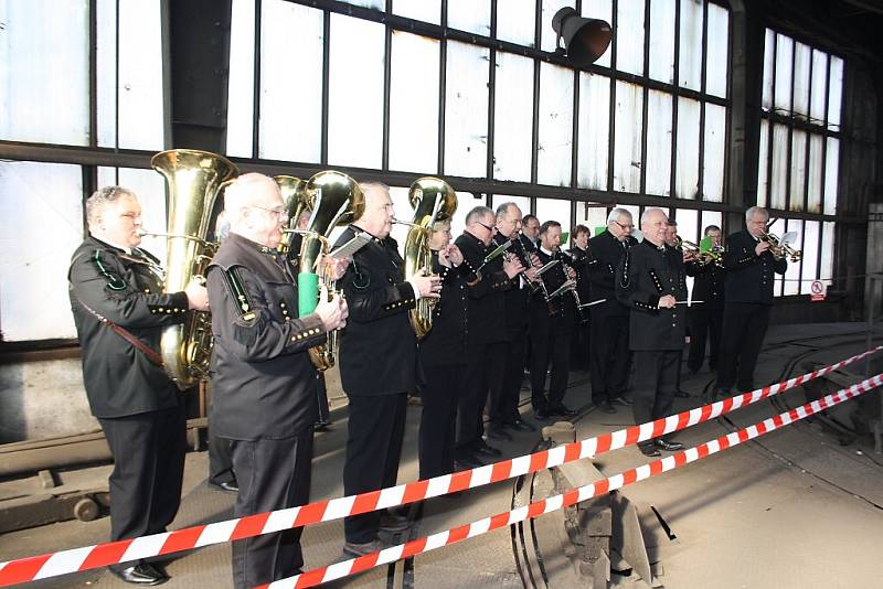 Z podzemí stonavského Dolu 9. květen byl 24. 3. 2016 vytažen poslední vozík s černým uhlím. 